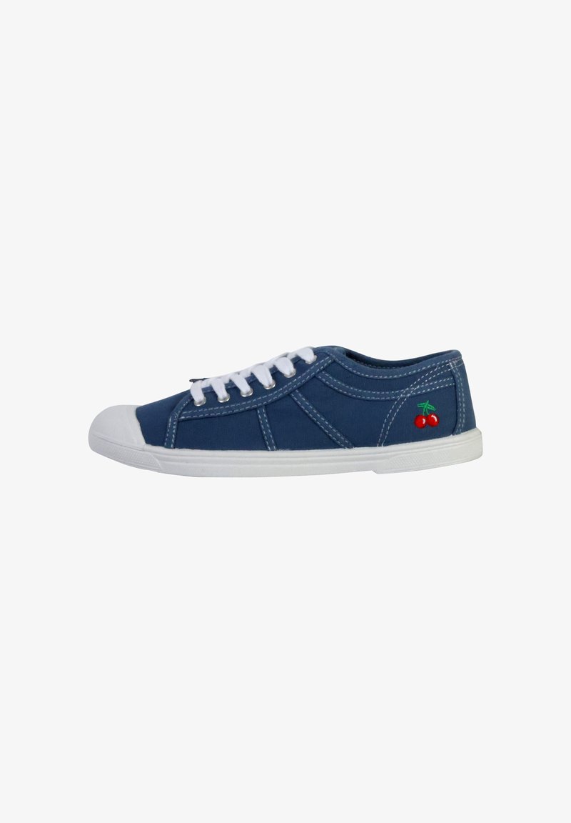 Baskets en toile bleue avec embout en caoutchouc blanc, laçage et couture contrastante. Présente une broderie de cerise rouge sur le côté.