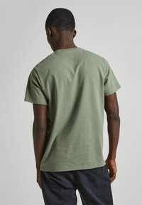 Pepe Jeans CONNOR - Navadna majica - umber green