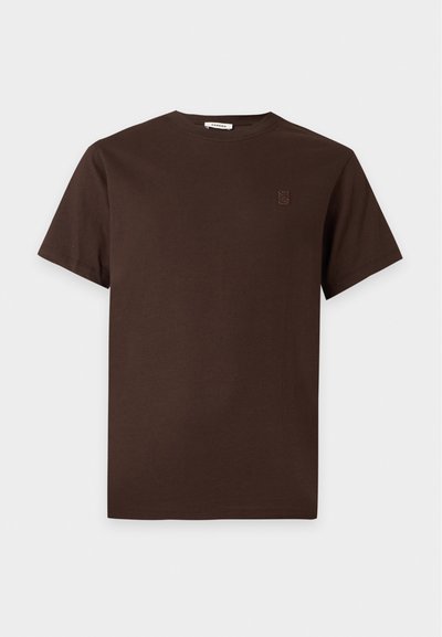 Καφέ βαμβακερό κοντομάνικο T-shirt με στρογγυλή λαιμόκοψη και διακριτικό κεντητό λογότυπο στο αριστερό στήθος, εμφανιζόμενο σε λευκό απλό φόντο.