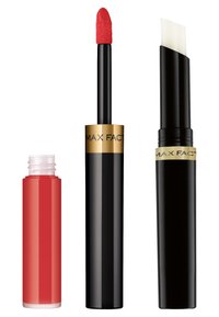 Ensemble de produits pour les lèvres Max Factor : un tube rouge transparent, un tube noir avec une bande dorée et un applicateur rouge, et un tube noir avec un applicateur plat blanc.