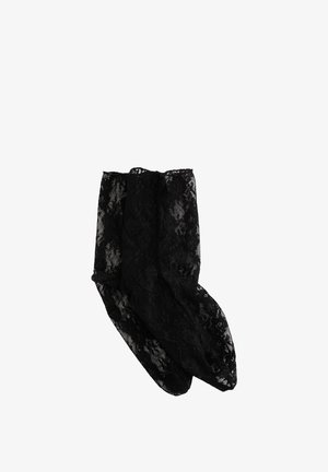 Mustat pitsiset nilkkasukat kukkakuviolla, taitettuna ja litteänä valkoisella taustalla.