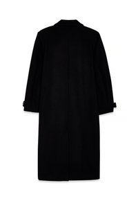 Čierny vlnový kabát so rovnou siluetou, širokými klopami a dlhými rukávmi. Má jeden rozventilovaný diel na chrbte a gombíkové detaily na manžetách.