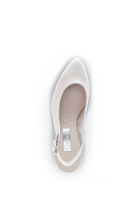 Witte puntige schoen met een slingback bandje, gemaakt van glad materiaal. Bevat een metallic logo en een licht gevoerde binnenzool.