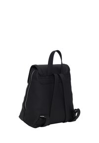 Mochila de cuero negro con tapa plegable, correas ajustables y bolsillo lateral con cremallera. Textura suave y diseño minimalista.
