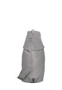 Bolso de imitación de cuero gris con una parte superior suave y plegable y correa ajustable. Base redondeada y textura suave, con herrajes en tono plateado.
