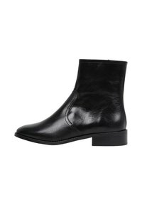 Botas de tobillo de cuero negro con un diseño elegante, punta afilada y tacón bajo apilado. Textura suave y detalle de costura sutil.
