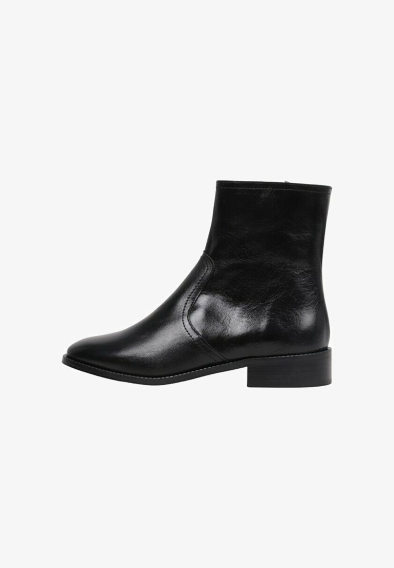 Botas de tobillo de cuero negro con un diseño elegante, punta afilada y tacón bajo apilado. Textura suave y detalle de costura sutil.