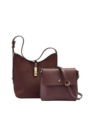 Dwie brązowe skórzane torebki z regulowanymi paskami; jedna ma klapę z złotą klamrą, druga to większa otwarta torba typu tote z złotym zapięciem.