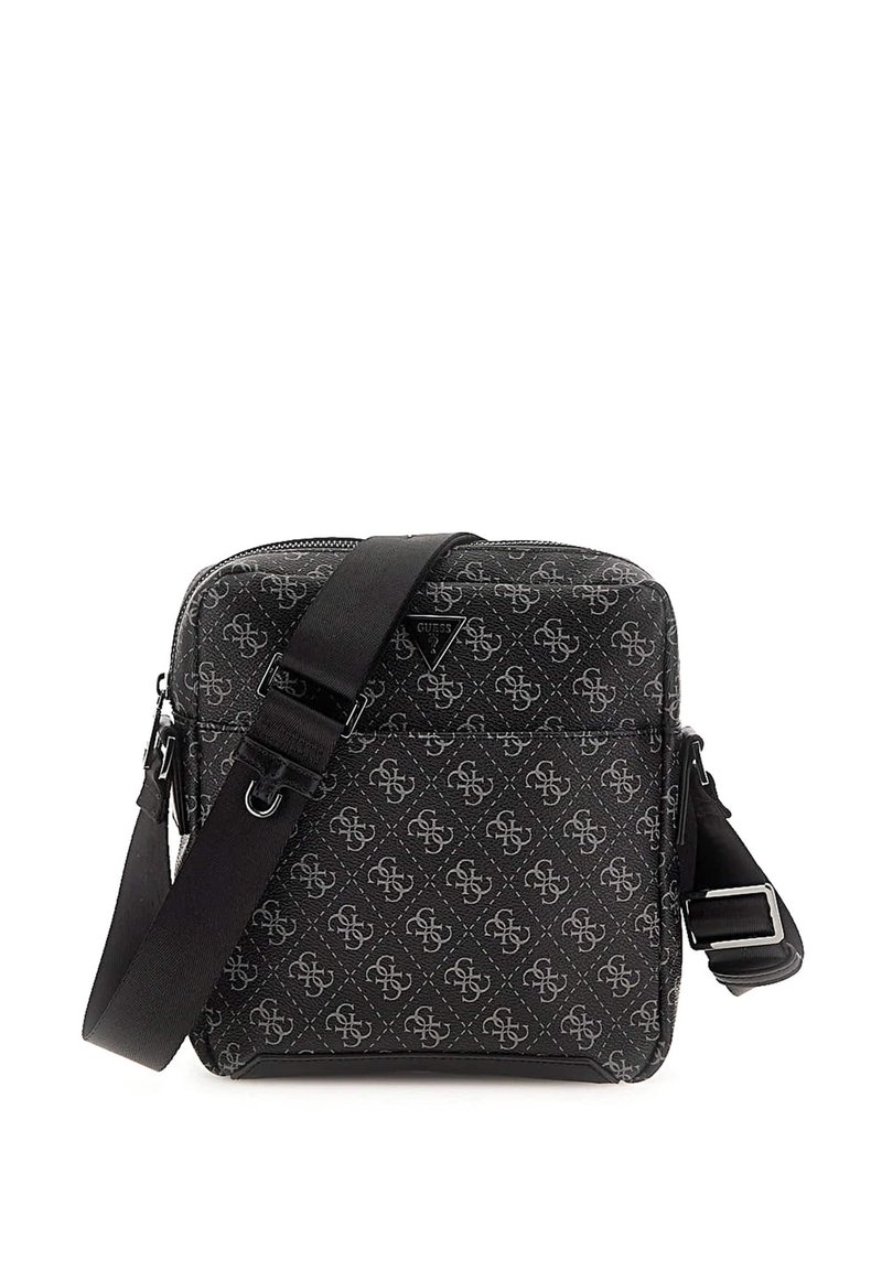 Borsa messenger nera con superficie decorata, caratterizzata da un design a logo ripetuto, tracolla regolabile, chiusura con zip e forma rettangolare elegante.