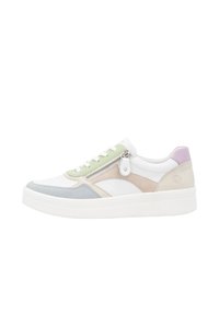 Baskets avec une base blanche, des accents en suède gris, vert et beige, dotées d'une fermeture éclair sur le côté, d'un laçage et d'une semelle blanche épaisse.
