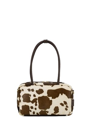 Sac à main rectangulaire avec motif en cuir de vache marron et blanc et poignées arrondies marron foncé, avec fermeture éclair sur le dessus.