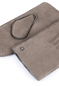 Graue Wildlederhandschuhe mit gestickten Details, einem abgerundeten Akzent auf der Rückseite und einem kleinen metallenen Logo-Button im Handgelenksbereich.