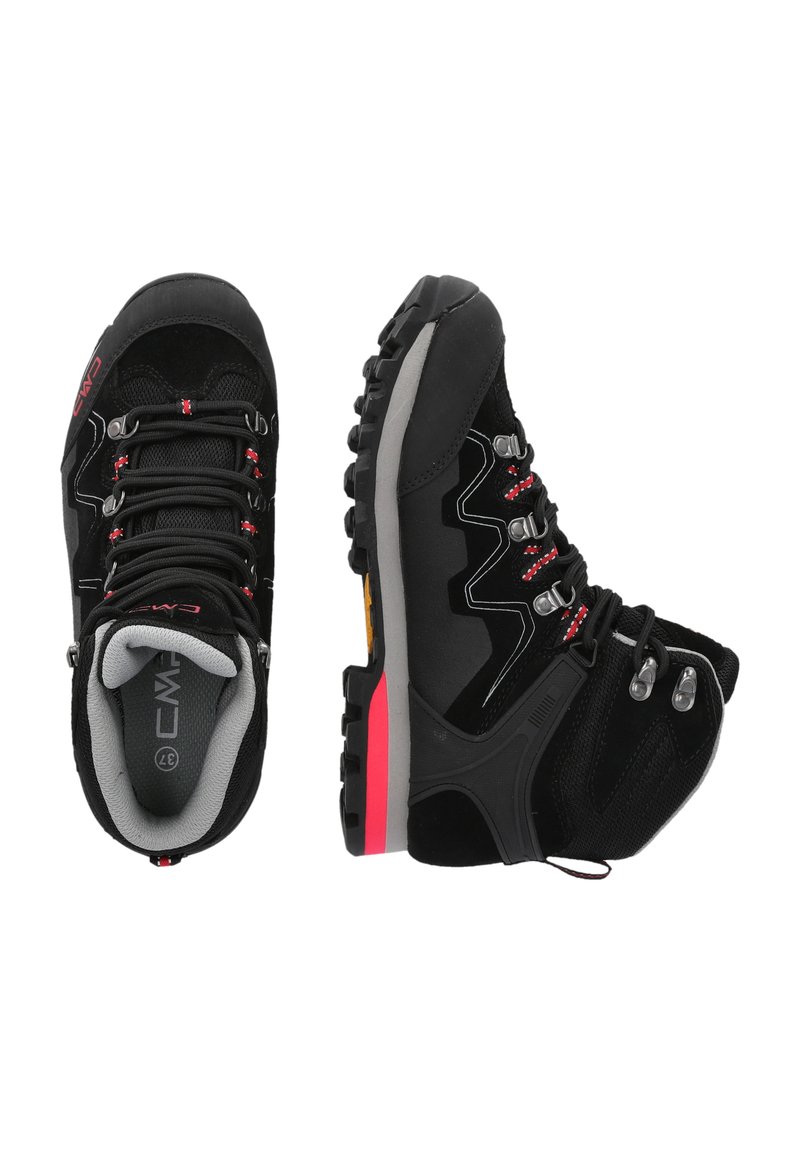 Czarne buty trekkingowe z teksturowaną cholewką, czerwonymi akcentami na sznurówkach, gumową podeszwą oraz eleganckim designem z szarością w środkowej części i wzmocnionymi oczkami.
