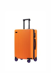 Orangener Hartschalenkoffer mit vertikalen Rippen, lila Rollen und einem ausziehbaren schwarzen Griff. Verfügt über ein Zahlenschloss. Kompaktes Design.