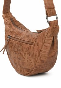 Bolso bandolera de cuero marrón con superficie texturizada, un bolsillo con cremallera y correa ajustable. Presenta una base plana para mayor estabilidad.