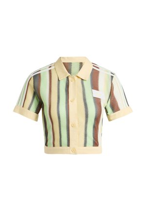 Chemise tricotée à manches courtes avec boutons et rayures verticales en jaune, vert, marron, crème et noir, avec un col beige et un bord de manchette assorti.