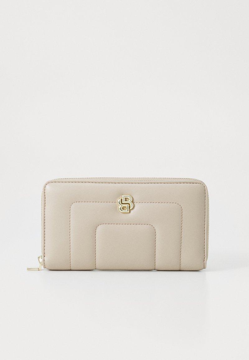 Portafoglio beige con dettagli in oro, caratterizzato da un design trapuntato e una finitura testurizzata. Chiusura con zip e logo prominente sul davanti.