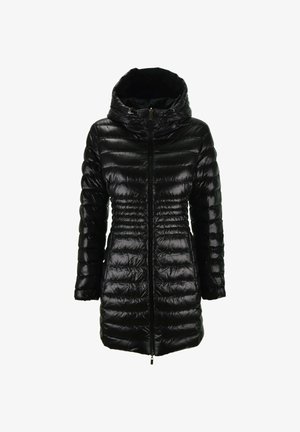 Cappotto invernale nero lucido imbottito con cappuccio, zip frontale lunga e dettaglio in vita arricciato.