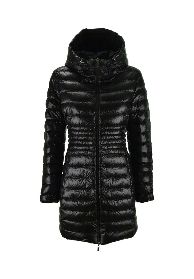 Cappotto invernale nero lucido imbottito con cappuccio, zip frontale lunga e dettaglio in vita arricciato.