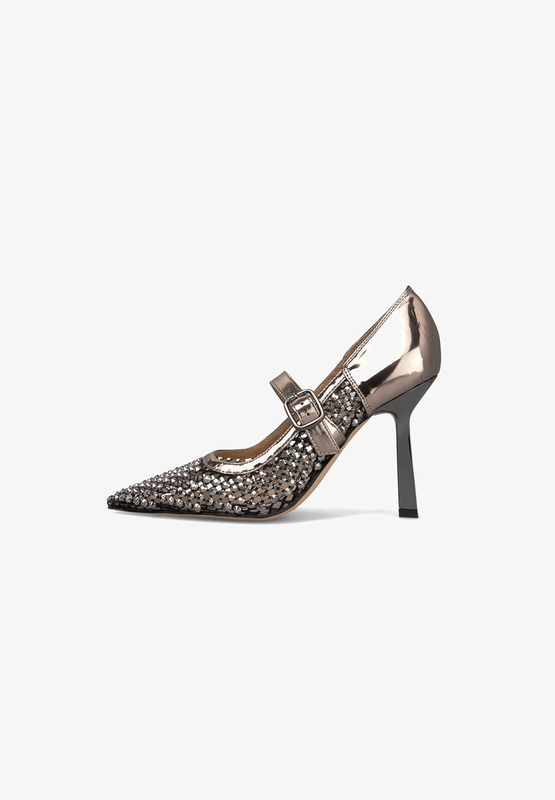 Zapato de tacón alto con puntera afilada, acabado metálico y adornos de strass. Presenta una única correa con hebilla y un elegante tacón de aguja.