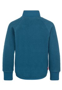 Veste en polaire bleue avec col et poignets à côtes hautes, tissu texturé, montrée de dos, avec une petite étiquette rouge sur la couture latérale.