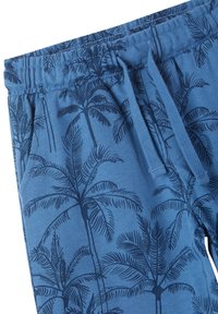 Pantaloni corti in cotone blu con vita elasticizzata, caratterizzati da una stampa di palme blu scuro. Include tasche anteriori e dettagli con coulisse.