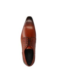 Chaussure habillée en cuir marron avec un motif crocodile sur les côtés, avec un bout pointu et un laçage ; finition lisse avec une surface légèrement brillante.