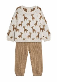 Gestickter Pullover mit cremiger Basis und braunem Giraffenmuster, kombiniert mit strukturierten, gerippten beigen Hosen. Leichter Stoff, lässige Ausstattung.