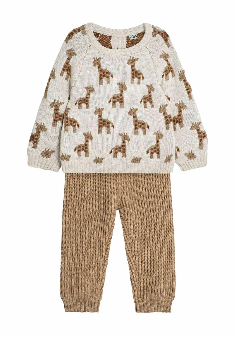 Gestickter Pullover mit cremiger Basis und braunem Giraffenmuster, kombiniert mit strukturierten, gerippten beigen Hosen. Leichter Stoff, lässige Ausstattung.