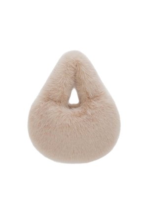 Sac à main doux, beige, en forme triangulaire, recouvert de fourrure duveteuse avec une petite poignée ouverte en haut.