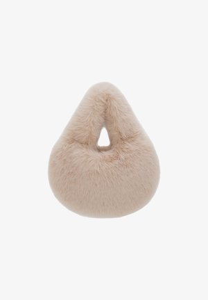 Sac à main doux, beige, en forme triangulaire, recouvert de fourrure duveteuse avec une petite poignée ouverte en haut.