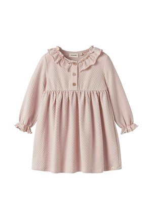 Robe à manches longues rose clair texturée pour tout-petit, avec col et poignets volantés, et trois boutons marron sur le devant.