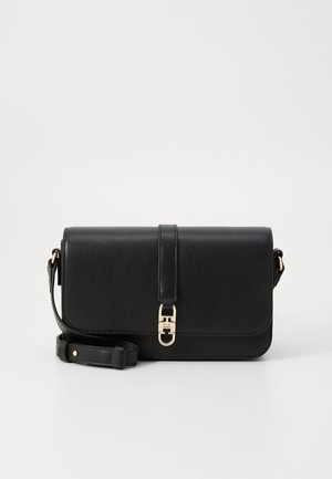 Zwart rechthoekig leren crossbodytas met een gouden gesp en verstelbare band op een effen witte achtergrond.