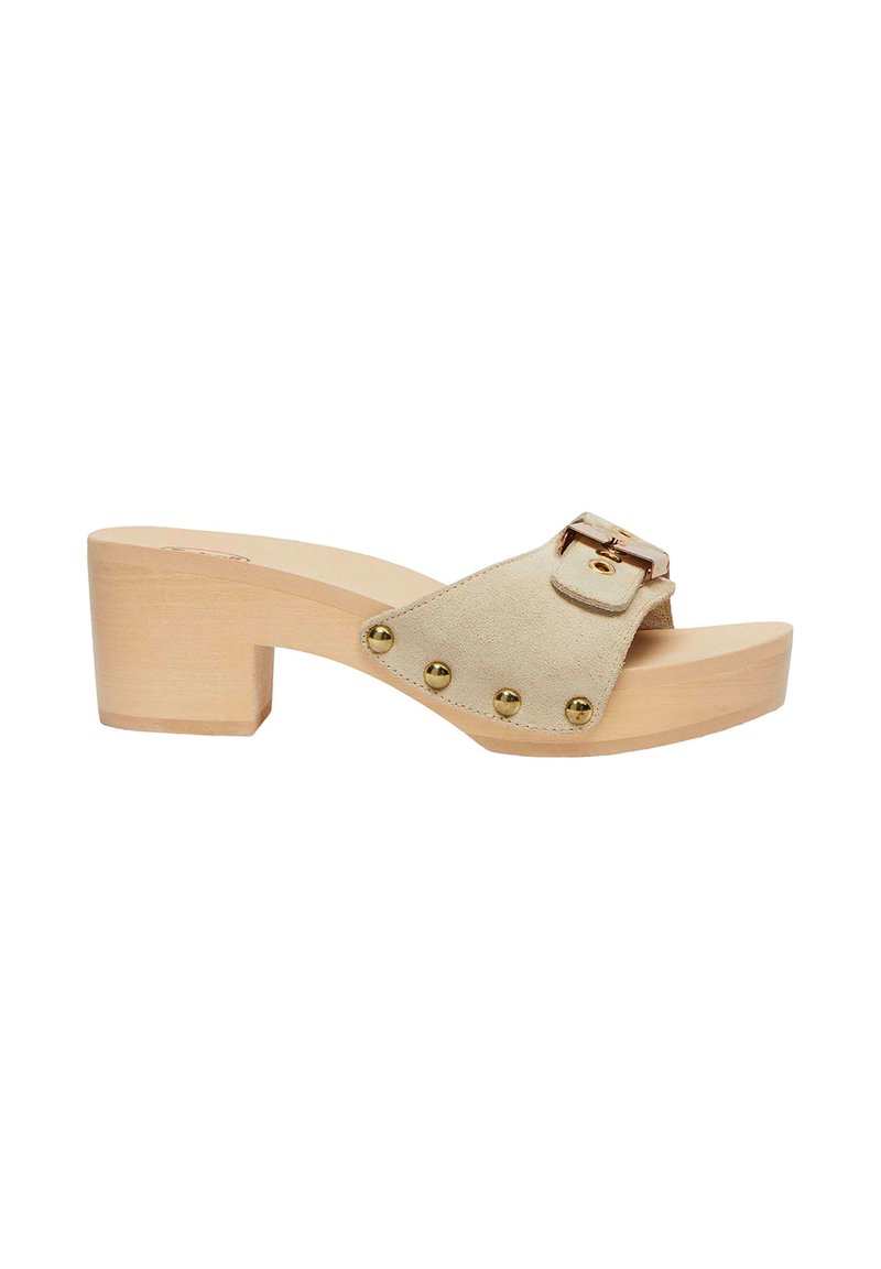 Zoccoli in suede beige con apertura sulla punta, tacco in legno, borchie dorate lungo il lato e cinturino regolabile con fibbia dorata sulla parte superiore.