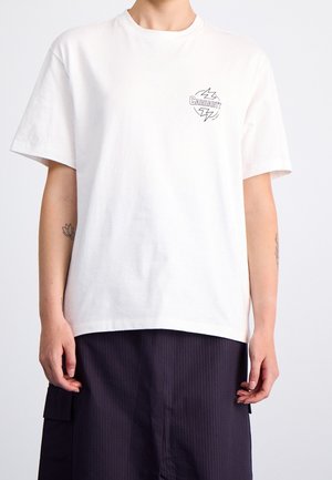 Biały bawełniany t-shirt z krótkimi rękawami, z czarnym graficznym logo na piersi i luźnym krojem. Bez dodatkowych wzorów ani elementów ozdobnych.