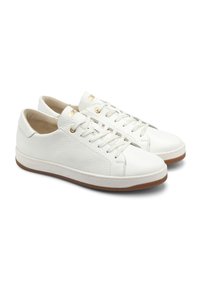 Białe skórzane sneakersy z teksturowanym wykończeniem, o niskim profilu, sznurowanym zapięciu, złotych akcentach oraz gumowej podeszwie z brązowym obrzeżem.