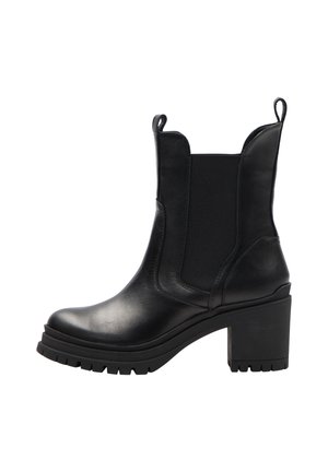 Botină din piele neagră, cu toc gros, panouri laterale elastice, mânere de prindere și talpă rugoasă, prezentată din partea exterioară.