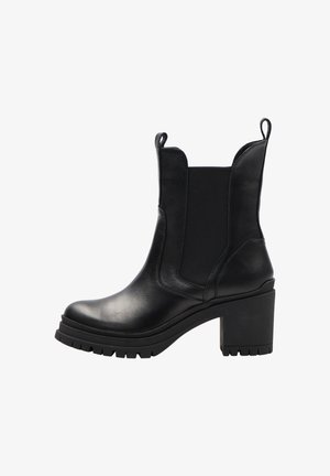 Czarne skórzane botki za kostkę z grubym obcasem, elastycznymi bocznymi panelami, uchwytami do zakupu i solidną podeszwą z bieżnikiem, przedstawione od zewnętrznej strony.