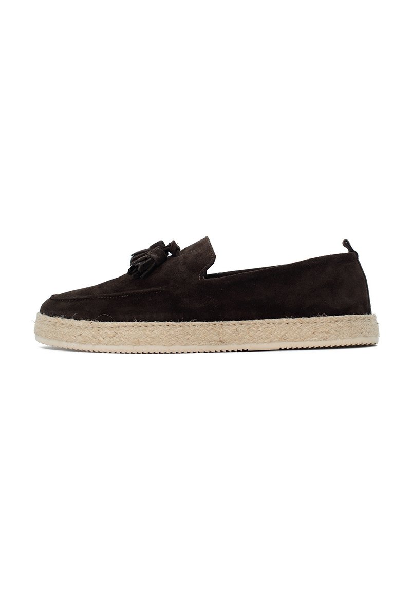 Donkerbruine suede schoen met een instapontwerp, voorzien van een kwastdetail en een natuurlijke jute touwzool, die een getextureerd contrast biedt.