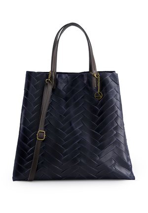 Marineblå læder shopper med vævet chevronmønster, to mørkebrune håndtag, en justerbar skulderrem og en lille gylden charme.