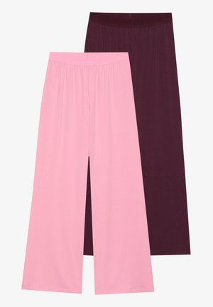 Due paia di pantaloni a gamba larga: uno in rosa pallido e l'altro in un profondo bordeaux. Entrambi presentano una vita elastica e una texture liscia.