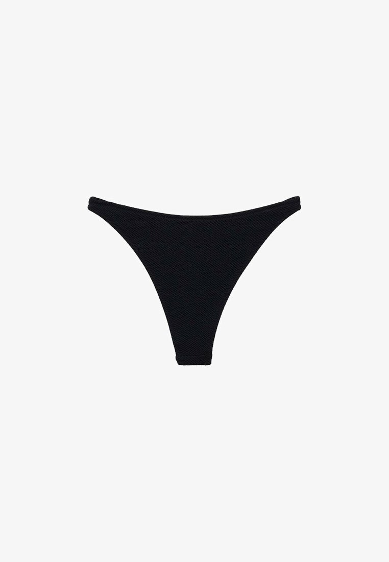 Perizoma bikini nero realizzato in tessuto testurizzato, caratterizzato da un design a taglio alto e copertura minima, senza ulteriori motivi o dettagli.