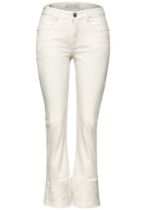 Jean flare cropped blanc pour femme avec bouton et fermeture éclair, poches avant et détail œillet brodé à l'ourlet.