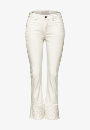 Jean flare cropped blanc pour femme avec bouton et fermeture éclair, poches avant et détail œillet brodé à l'ourlet.