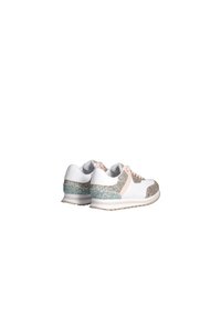Sneakers bianchi con accenti luccicanti in oro, rosa e teal. Presentano una finitura testurizzata e una suola di colore chiaro, punta arrotondata e lacci.