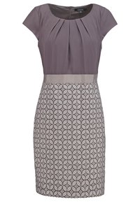 Mauve jurk met capmouwen, geplooide lijf, een beige tailleband en een gegroepeerd geometrisch patroon op de rok. Ritssluiting aan de achterkant.