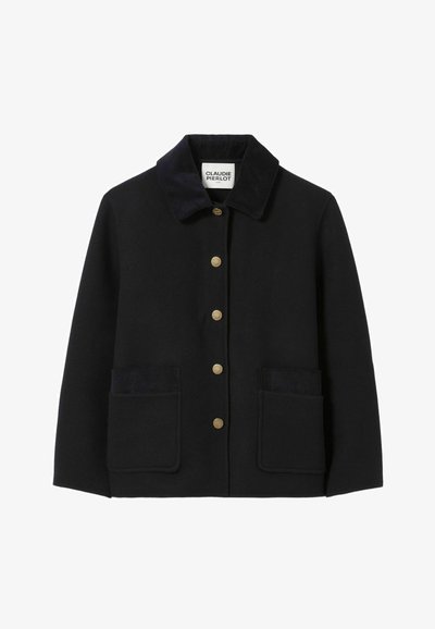 Chaqueta de lana negra con cuello de pana, botones de presión dorados y dos bolsillos frontales. Diseño simple y recto sin patrones visibles.