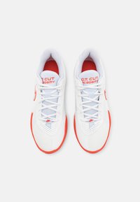 Nike Performance GT CUT ACADEMY - Basketsko - summit white/metallic silver/picante red