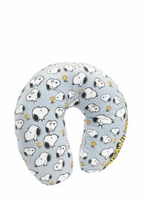 Cuscino per il collo curvo rivestito in un tessuto azzurro chiaro con motivi ripetuti di Snoopy e Woodstock. Texture morbida con dettagli in accentuazione gialla.