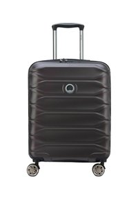 Hartschalenkoffer in Schwarz mit strukturierter Oberfläche, vertikalen Rillen, ausziehbarem Griff und vier drehbaren Rollen für Mobilität.